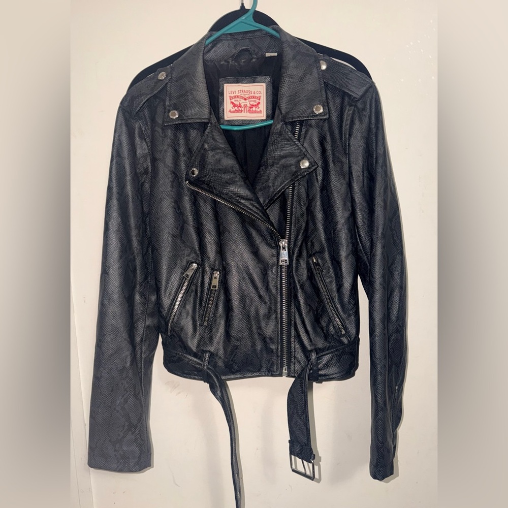 🚨Levi's Women's Textured Black Leather Jacket